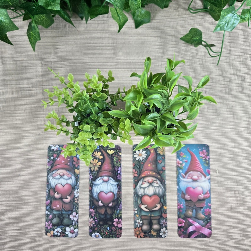 Gnome holding a Heart Bookmark (ONLINE ORDER ONLY)