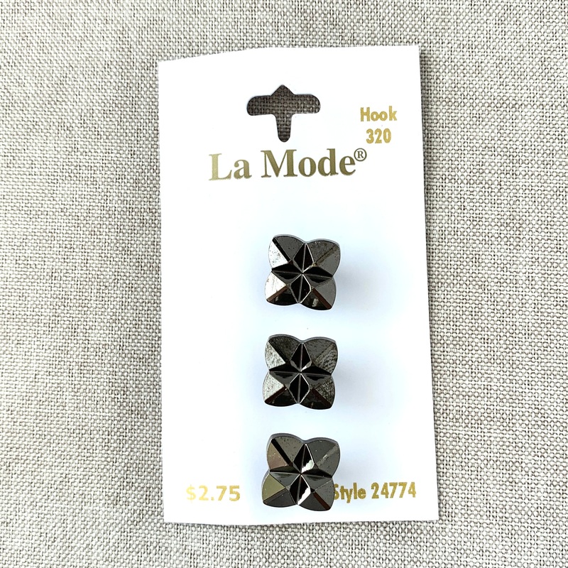 24774 Geometric Gunmetal Square – La Mode – 1 Hole – 16mm – Gunmetal (ONLINE ORDER ONLY)