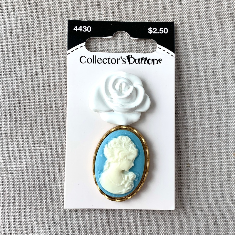 4430 Rose and Cameo – Collectors Buttons – 1 Hole Shank Buttons – 34mm 25mm – White Blue Gold (ONLINE ORDER ONLY)