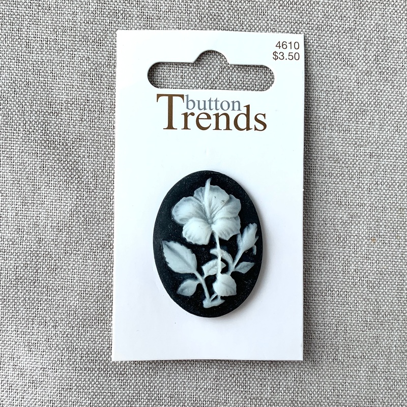 4610 Flower Cameo – Button Trends – 1 Hole Shank Buttons – 38mm – White Black (ONLINE ORDER ONLY)