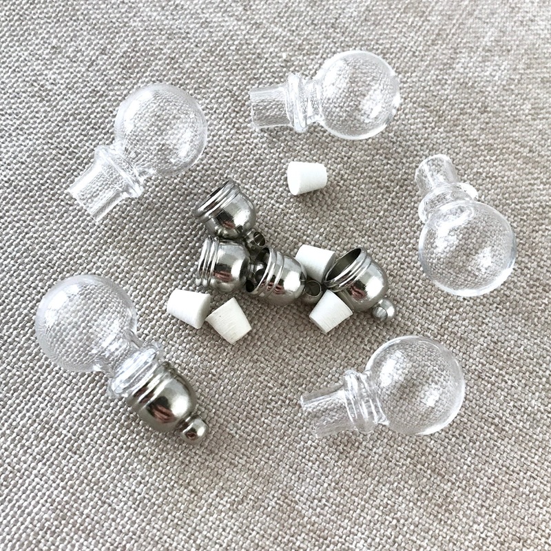 Handblown Round Glass Bottles – Glass Vials – With rubber corks and cap with loop – Gbottle-rbulb – Package of 5 Bottles (ONLINE ORDER ONLY)